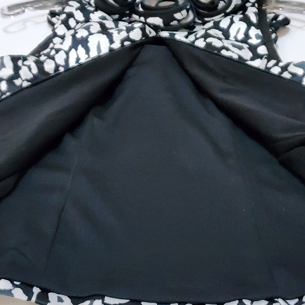 UNIQUE EVENING TOP BLACK AND WHITE WITH ROSETTES AND OPTIONAL SASH - Picture 6 of 8